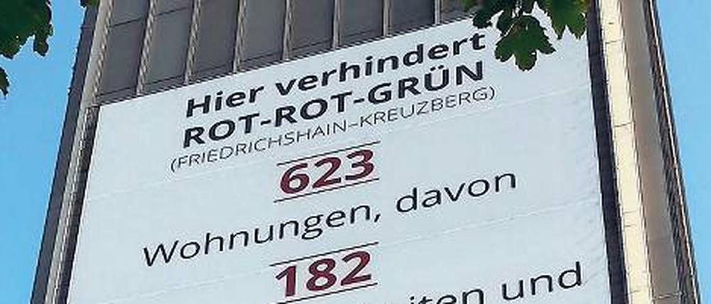 Gebannt. Per Großplakat beschwert sich die CG-Gruppe beim Senat. 