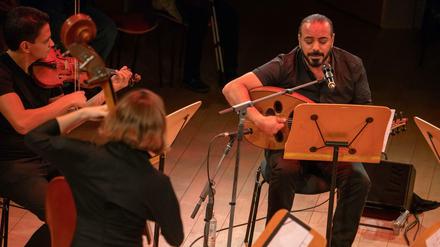 Der palästinensische Sänger und Oud-Virtuose Moneim Adwan im Pierre Boulez Saal.