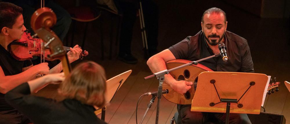 Der palästinensische Sänger und Oud-Virtuose Moneim Adwan im Pierre Boulez Saal.