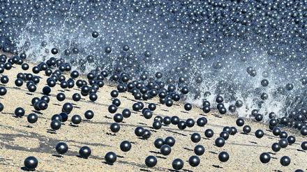 Sie sollten der Verdunstung Einhalt gebieten. 96 Millionen Plastikbälle in einem Wasserreservoir im San Fernando Valley. 