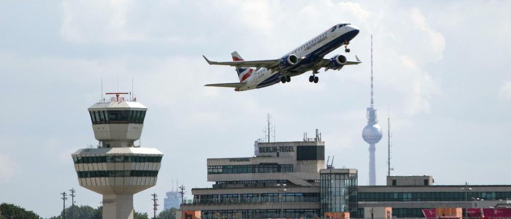 Ein Flugzeug der Gesellschaft Britisch Airways hebt am 28.08.2017 vom Flughafen Tegel in Berlin ab. Drei Wochen vor dem Tegel-Volksentscheid hat die berliner Grünen-Fraktion an die Berliner appelliert, für die Schließung des Flughafens Tegel zu stimmen. (zu dpa "Bündnis für Tegel wehrt sich gegen Werbeaktion des Senats" am 05.09.2017) Foto: Jörg Carstensen/dpa +++(c) dpa - Bildfunk+++