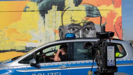 Ein Polizeiwagen steht vor dem Wandbild des ermordeten Nidal R. am Tempelhofer Feld.
