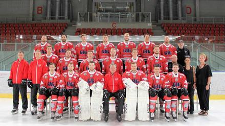 Trainer und Team. Uli Egen (vorn, zwischen den Torhütern) und seine Mannschaft.