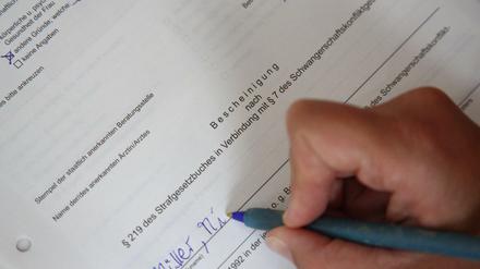 Schwangerschaftskonfliktberatungen werden von Ärzten und Beratungsstellen angeboten. 