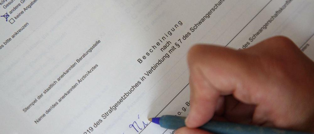 Schwangerschaftskonfliktberatungen werden von Ärzten und Beratungsstellen angeboten. 