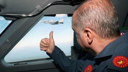 Der türkische Präsident Recep Tayyip Erdogan fliegt auf einer Luftfahrtmesse in einem Militärflugzeug mit. 
