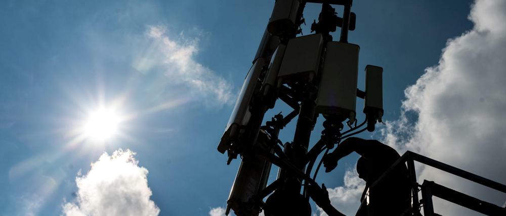 Techniker arbeiten a neinem Sendemast für das Mobilfunknetz. Der schnelle Mobilfunkstandard 5G ist das Thema der Zukunft. 