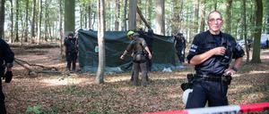 Ein Mann ist im Hambacher Forst aus etwa 15 Metern höhe abgestürzt und gestorben.