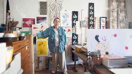 Geta Brătescu, hier in ihrem Bukarester Atelier, wird ab 27. September im Berliner Kunstverein NBK mit einer Ausstellung gewürdigt. 