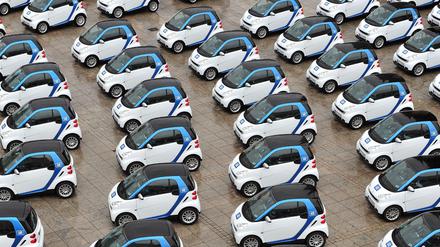 20 Jahre Smart: Ein winziges Auto für stressigen Straßenverkehr. (Bild von 2009 zum Start einer smart-Flotte von "Car2Go" in Ulm)