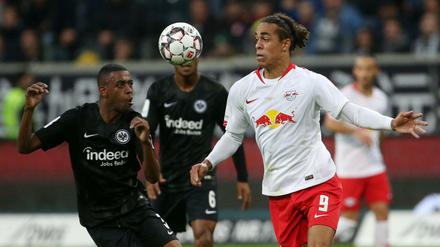 Leipzigs Yussuf Poulsen (rechts) konnte gegen den Frankfurter Gelson Fernandes keinen Sieg feiern.