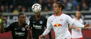 Leipzigs Yussuf Poulsen (rechts) konnte gegen den Frankfurter Gelson Fernandes keinen Sieg feiern.