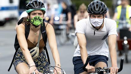 Teilnehmer einer Fahrraddemo tragen zum Schutz vor dem Coronavirus eine Maske. 