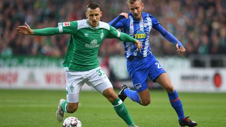 Hertha läuft hinterher. Fabian Lustenberger (rechts) und der Bremer Maximilian Eggestein. 