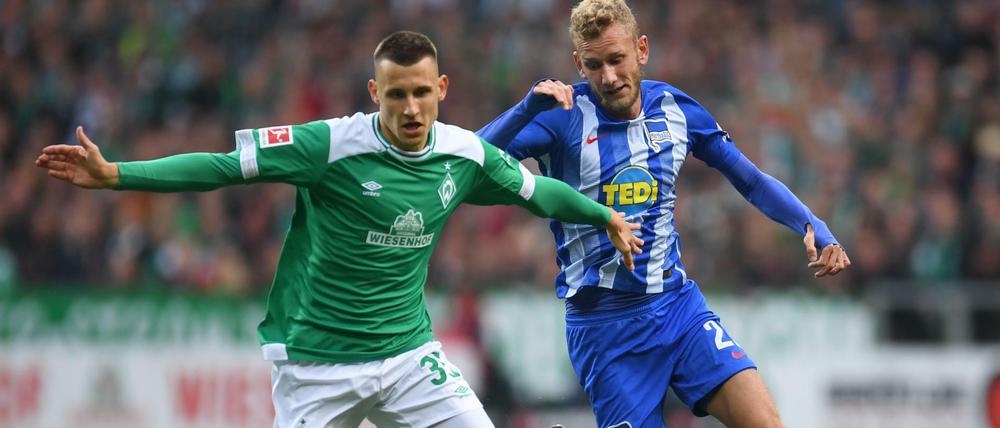 Hertha läuft hinterher. Fabian Lustenberger (rechts) und der Bremer Maximilian Eggestein. 