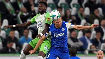 Augen zu und durch. Dominic Peitz (r.) im Luftduell mit dem Wolfsburger Divock Origi. Mit Kiel verpasste der 34-Jährige im Mai in der Relegation gegen den VfL den Bundesliga-Aufstieg, 2015 scheiterte er mit dem KSC am HSV. Für den 1. FC Union machte Peitz zwischen 2009 und 2011 47 Zweitligaspiele (5 Tore, 6 Vorlagen).