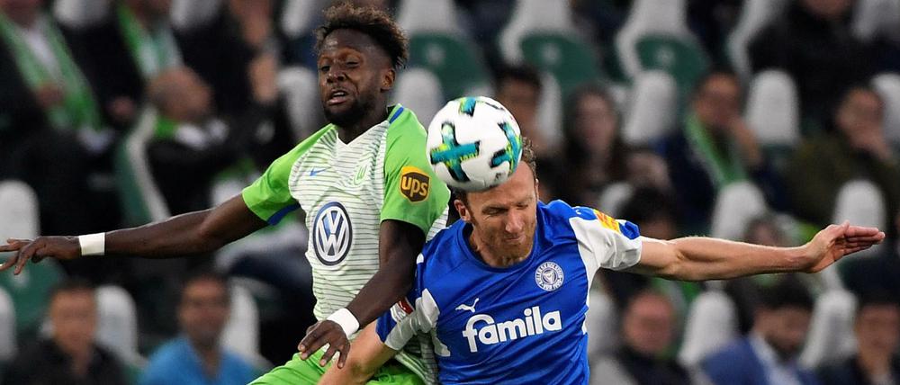 Augen zu und durch. Dominic Peitz (r.) im Luftduell mit dem Wolfsburger Divock Origi. Mit Kiel verpasste der 34-Jährige im Mai in der Relegation gegen den VfL den Bundesliga-Aufstieg, 2015 scheiterte er mit dem KSC am HSV. Für den 1. FC Union machte Peitz zwischen 2009 und 2011 47 Zweitligaspiele (5 Tore, 6 Vorlagen).