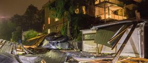 Die Trümmer eines abgedeckten Mehrfamilienhauses in Stollberg, Sachsen.