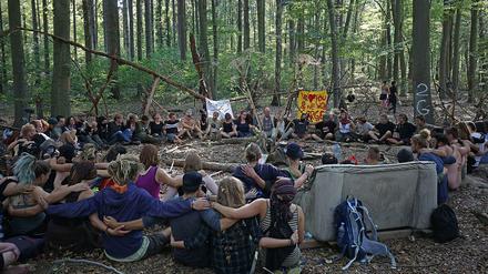 Zu einer Schweigeminute haben sich Aktivisten im Hambacher Forst am Donnerstag versammelt.
