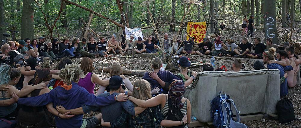 Zu einer Schweigeminute haben sich Aktivisten im Hambacher Forst am Donnerstag versammelt.