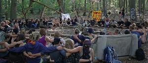 Zu einer Schweigeminute haben sich Aktivisten im Hambacher Forst am Donnerstag versammelt.