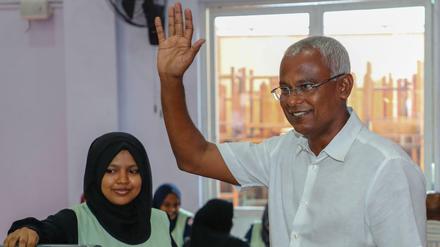 Wahlsieger Ibrahim Mohamed Solih bei der Stimmabgabe zur Präsidentschaftswahl auf den Malediven.