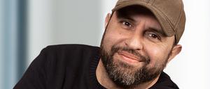 Serdar Somuncu moderiert „Die Blaue Stunde“ bei Radio Eins und „So! Muncu!“ bei n-tv.