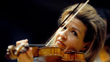 Die Geigerin Anne-Sophie Mutter spielt am 20.03.2011 in der Stadthalle von Wehr (Kreis Waldshut) bei der Probe zu einem Benefizkonzert. Die Geigerin gastiert am 05.09.2015 in der Reithalle des Landgestüts Redefin. Foto: +++(c) dpa - Bildfunk+++ | Verwendung weltweit
