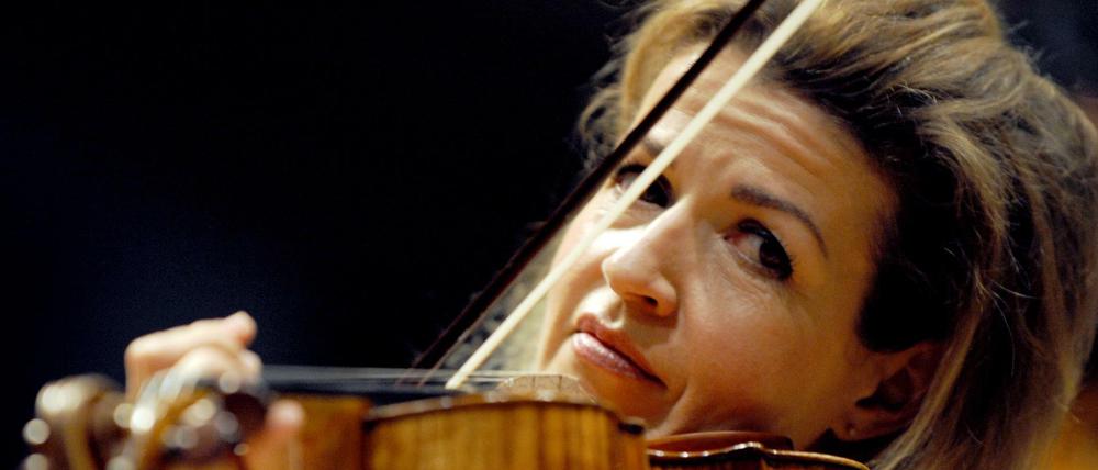 Die Geigerin Anne-Sophie Mutter spielt am 20.03.2011 in der Stadthalle von Wehr (Kreis Waldshut) bei der Probe zu einem Benefizkonzert. Die Geigerin gastiert am 05.09.2015 in der Reithalle des Landgestüts Redefin. Foto: +++(c) dpa - Bildfunk+++ | Verwendung weltweit
