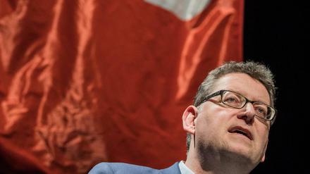 Thorsten Schäfer-Gümbel, Vorsitzender der hessischen SPD, spricht auf einer SPD-Regionalkonferenz unter dem Logo der Partei.