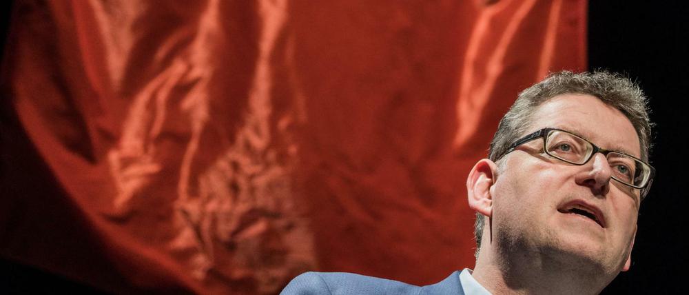 Thorsten Schäfer-Gümbel, Vorsitzender der hessischen SPD, spricht auf einer SPD-Regionalkonferenz unter dem Logo der Partei.