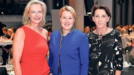 Zusammen stark. Heike von Joest (links) und Vera Gäde-Butzlaff (r.), die ehemalige und die neue Vorsitzende der Bürgerstiftung, dazwischen Bundesfamilienministerin Franziska Giffey.