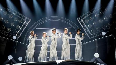 AJ Bentley (l-r), Curtis T Johns, Sario Solomon, Nick Carsberg und Yazdan Qafouri bei den Proben zum Take-That-Musical "The Band" auf der Bühne in Manchester.