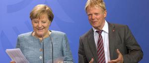 Sozialpartner: Bundeskanzlerin Angela Merkel und der DGB-Vorsitzende Reiner Hoffmann. 
