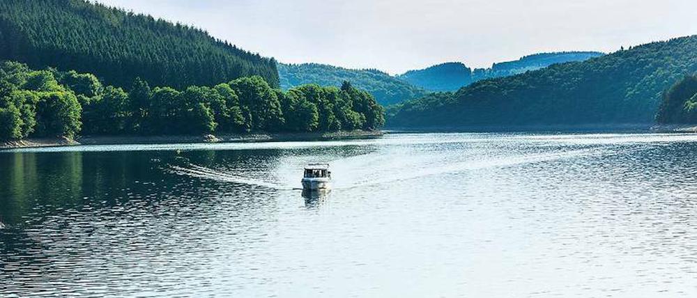 Verseucht. Das Solarboot schippert einsam vor sich hin. Baden, Segeln, Tauchen sind diesen Sommer verboten.