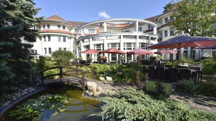 Blick ins Grüne. Das Hotel bietet 58 Zimmer und einen schönen Garten.