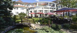 Blick ins Grüne. Das Hotel bietet 58 Zimmer und einen schönen Garten.