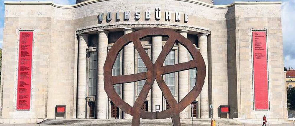 Das Räuberrad wurde wieder an seinem Platz auf der Wiese vor der Volksbühne aufgestellt. 