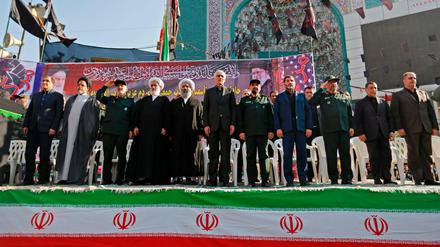 Vertreter des Iranischen Militärs und Kleriker bei der Trauerfeier für die Opfer des Anschlags auf eine Militärparade.