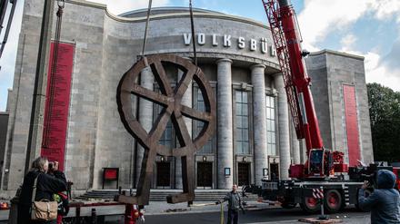 Das Räuberrad vor der Volksbühne wird mit Hilfe eines Krans und Arbeitern wieder vor der Volksbühne aufgestellt.