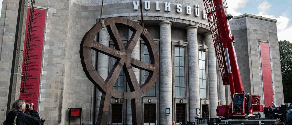 Das Räuberrad vor der Volksbühne wird mit Hilfe eines Krans und Arbeitern wieder vor der Volksbühne aufgestellt.