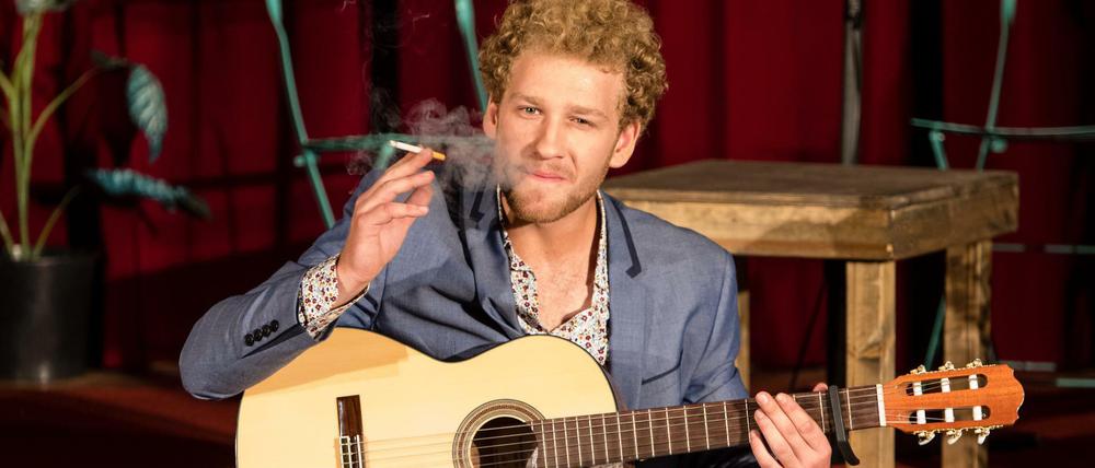 Rauchmacher. Der Sohn von Theaterchef Dieter Hallervorden spielt sein erstes Solo-Stück in dem Haus, das er von klein auf kennt.