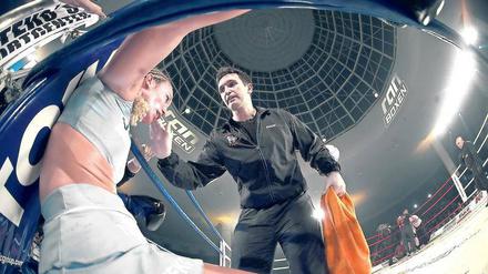 Mittendrin. Steko im Einsatz – hier vor ein paar Jahren mit Christine Theiss, bis heute bekannteste Kickboxerin in Deutschland. 