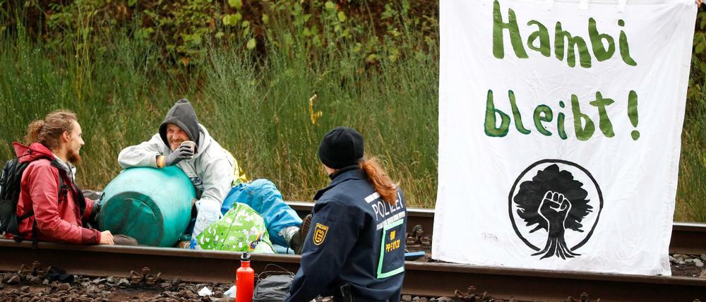 Aktivisten blockieren am Montag eine Kohlebahn im Tagebau Hambach.