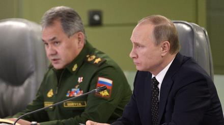 Russlands Präsident Wladimir Putin und Verteidigungsminister Sergei Schoigu.