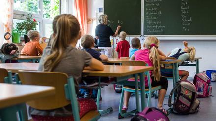 Eine Grundschulklasse beim Deutschunterricht.