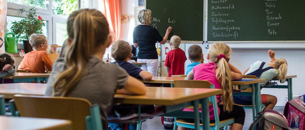 Eine Grundschulklasse beim Deutschunterricht.