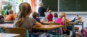 Eine Grundschulklasse beim Deutschunterricht.