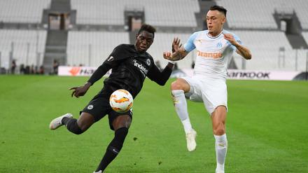 Start vor leeren Rängen. Frankfurt (l. Danny da Costa) gegen Olympique Marseille (Lucas Ocampos).
