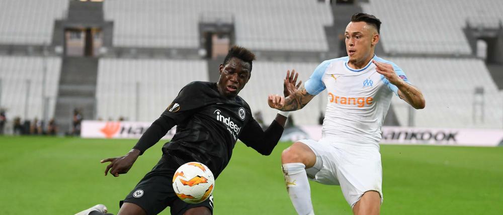 Start vor leeren Rängen. Frankfurt (l. Danny da Costa) gegen Olympique Marseille (Lucas Ocampos).